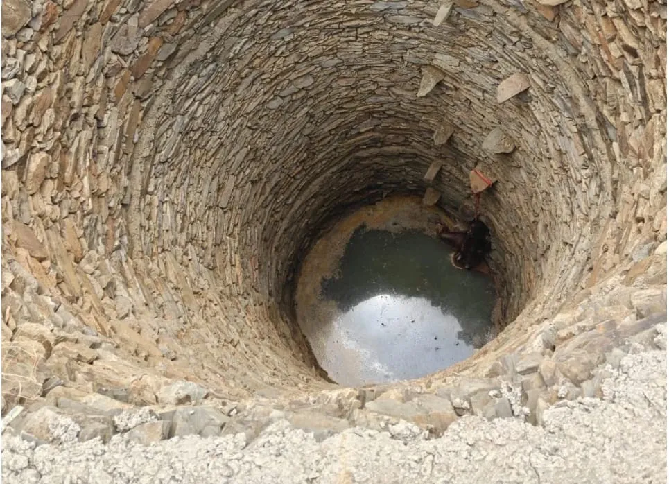 कुएं से युवती का सड़ा-गला शव बरामद, पुलिस ने जताई खुदकुशी की आशंका